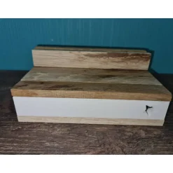 Holzpodest mit Klötzchen aus Keraflott mit Sternausschnit und Lichterkette - personalisierbar individuell