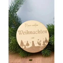 Holzscheibe personalisiert Unser erstes Weihnachten Christbaumschmuck aus Holz Baby gravierte Meilensteinkarte aus Linde