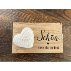 Holzschild mit Herz „Schön, dass du da bist“ – Gastgeschenk zur Hochzeit & Tischdeko