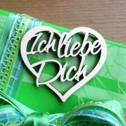 Holz-Schriftzug "Ich liebe Dich" im Herz aus Holz