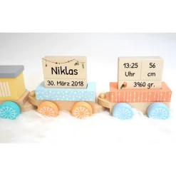 Holzzug mit Geburtsdaten und Name, personalisierte Holzeisenbahn, Geschenk zur Geburt, Eisenbahn bedruckt, Lokomotive
