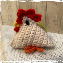 Huhn/Henne in liebevoller Handarbeit hergestellt mit vielen Details - ca. 11 cm hoch - gehäkelt!