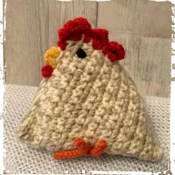 Huhn/Henne in liebevoller Handarbeit hergestellt mit vielen Details - ca. 12 cm hoch - gehäkelt!