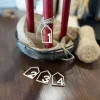 Häuschen-Anhänger Adventskranz aus Holz mit Zahlen 1-4 – natürliche Deko