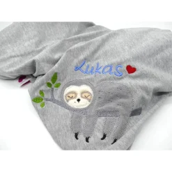 Individuelle Babydecke Faultier mit gestickem Wunschnamen - Kindergarten - Wunschdecke - Schmusedecke mit Namen