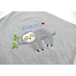 Individuelle Babydecke Faultier mit gestickem Wunschnamen - Kindergarten - Wunschdecke - Schmusedecke mit Namen