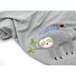 Individuelle Babydecke Faultier mit gestickem Wunschnamen - Kindergarten - Wunschdecke - Schmusedecke mit Namen