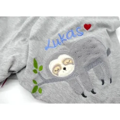 Individuelle Babydecke Faultier mit gestickem Wunschnamen - Kindergarten - Wunschdecke - Schmusedecke mit Namen