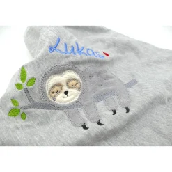 Individuelle Babydecke Faultier mit gestickem Wunschnamen - Kindergarten - Wunschdecke - Schmusedecke mit Namen