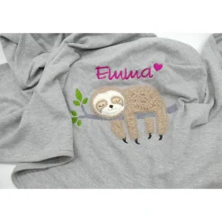 Individuelle Babydecke Faultier mit gestickem Wunschnamen - Kindergarten - Wunschdecke - Schmusedecke mit Namen