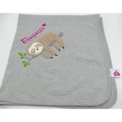 Individuelle Babydecke Faultier mit gestickem Wunschnamen - Kindergarten - Wunschdecke - Schmusedecke mit Namen