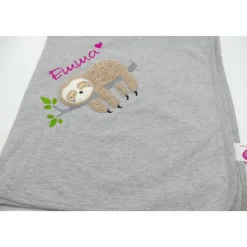 Individuelle Babydecke Faultier mit gestickem Wunschnamen - Kindergarten - Wunschdecke - Schmusedecke mit Namen