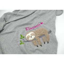 Individuelle Babydecke Faultier mit gestickem Wunschnamen - Kindergarten - Wunschdecke - Schmusedecke mit Namen