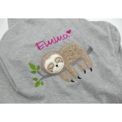 Individuelle Babydecke Faultier mit gestickem Wunschnamen - Kindergarten - Wunschdecke - Schmusedecke mit Namen