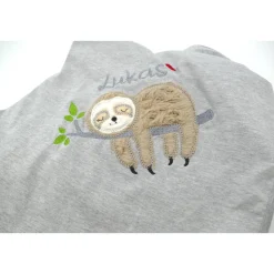 Individuelle Babydecke Faultier mit gestickem Wunschnamen - Kindergarten - Wunschdecke - Schmusedecke mit Namen