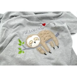 Individuelle Babydecke Faultier mit gestickem Wunschnamen - Kindergarten - Wunschdecke - Schmusedecke mit Namen