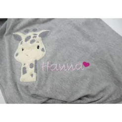Individuelle Babydecke Giraffe mit gestickem Wunschnamen - Kindergarten - Wunschdecke - Schmusedecke mit Namen