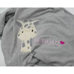 Individuelle Babydecke Giraffe mit gestickem Wunschnamen - Kindergarten - Wunschdecke - Schmusedecke mit Namen