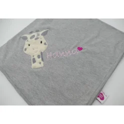 Individuelle Babydecke Giraffe mit gestickem Wunschnamen - Kindergarten - Wunschdecke - Schmusedecke mit Namen