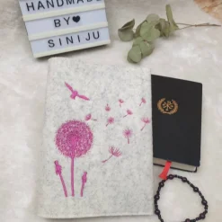 Individuelle Gotteslobhuelle  aus Wollfilz, personalisiert bestickt  , Pusteblume