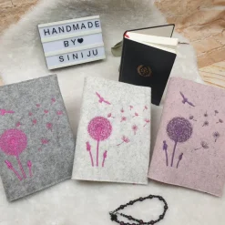 Individuelle Gotteslobhuelle  aus Wollfilz, personalisiert bestickt  , Pusteblume