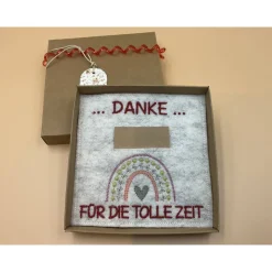 Jahresabschluss Geschenk Kita  Kindergarten  Schule  Kurs  Ferienlager Schriftfarbe Kirschrot