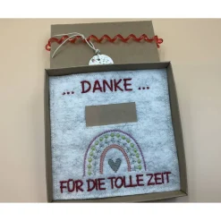 Jahresabschluss Geschenk Kita  Kindergarten  Schule  Kurs  Ferienlager Schriftfarbe Kirschrot