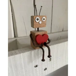 Kantensitzer mit Herz, Holzfigur Roboter, kleines Geschenk,