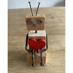 Kantensitzer mit Herz, Holzfigur Roboter, kleines Geschenk,