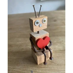 Kantensitzer mit Herz, Holzfigur Roboter, kleines Geschenk,