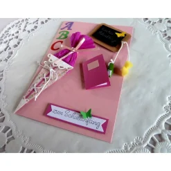 Karte zur Einschulung in rosa/pink für ein Mädchen, mit Tafel Schultüte und Malheft