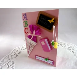 Karte zur Einschulung in rosa/pink für ein Mädchen, mit Tafel Schultüte und Malheft