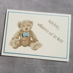 Karte zur Geburt: Teddy (blau) ~ Hallo Baby ... willkommen auf der Welt! ~ 14,85 x 10,5 cm