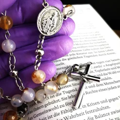 Katholischer Rosenkranz aus Achatperlen & Edelstahl – Modernes Design, Spirituelle Eleganz