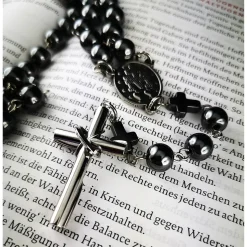 Katholischer Rosenkranz aus Hämatitperlen und Edelstahl – Modernes Design und Tradition vereint