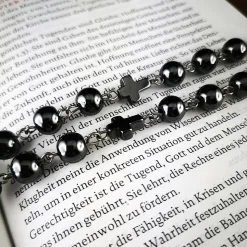 Katholischer Rosenkranz aus Hämatitperlen und Edelstahl – Modernes Design und Tradition vereint