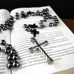 Katholischer Rosenkranz aus Hämatitperlen und Edelstahl – Modernes Design und Tradition vereint