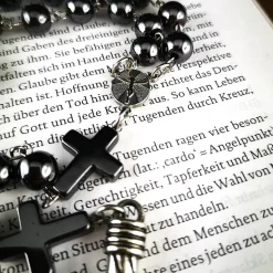 Katholischer Rosenkranz aus Hämatitperlen und Edelstahl – Modernes Design und Tradition vereint