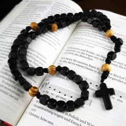 Katholischer Rosenkranz aus Holzperlen – handgeknüpft mit individueller Kreuzauswahl