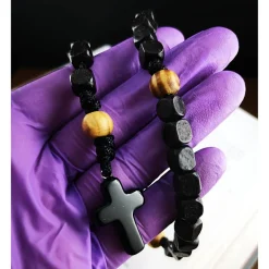 Katholischer Rosenkranz aus Holzperlen – handgeknüpft mit individueller Kreuzauswahl