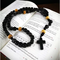 Katholischer Rosenkranz aus Holzperlen – handgeknüpft mit individueller Kreuzauswahl