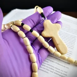 Katholischer Rosenkranz aus Holzperlen – handgeknüpft mit individueller Kreuzauswahl