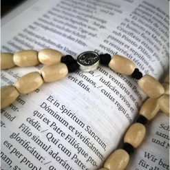 Katholischer Rosenkranz aus Holzperlen – handgeknüpft mit individueller Kreuzauswahl