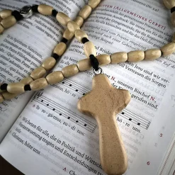 Katholischer Rosenkranz aus Holzperlen – handgeknüpft mit individueller Kreuzauswahl