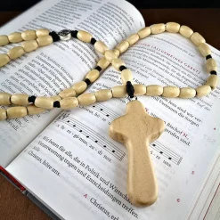 Katholischer Rosenkranz aus Holzperlen – handgeknüpft mit individueller Kreuzauswahl