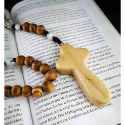 katholischer Rosenkranz, Holzperlen, Kreuzauswahl
