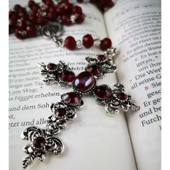 Katholischer Rosenkranz silber-rot – Glasperlen & verziertes Kreuz, 66 cm