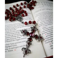 Katholischer Rosenkranz silber-rot – Glasperlen & verziertes Kreuz, 66 cm