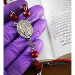 Katholischer Rosenkranz silber-rot – Glasperlen & verziertes Kreuz, 66 cm