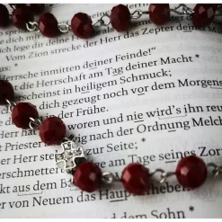 Katholischer Rosenkranz silber-rot – Glasperlen & verziertes Kreuz, 69 cm